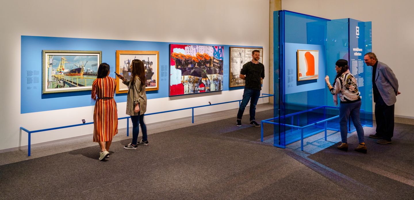Bezoekers in de tentoonstelling Maritieme Meesterwerken