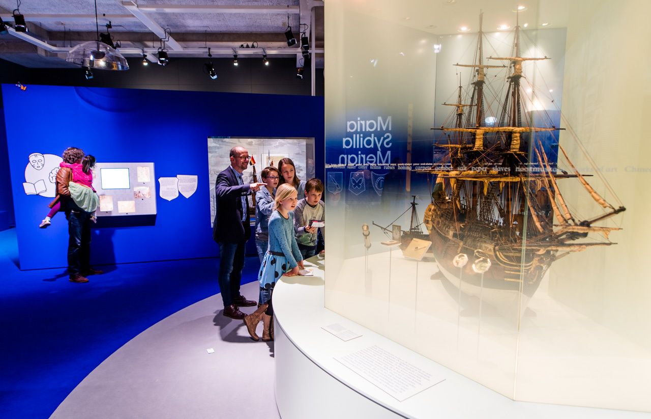 Bezoekers bekijken scheepsmodel van het Maritiem Museum
